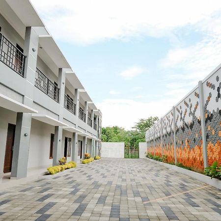 Oyo 2140 Hs Residence Tulungagung Dış mekan fotoğraf