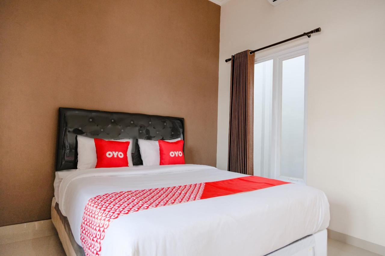 Oyo 2140 Hs Residence Tulungagung Dış mekan fotoğraf